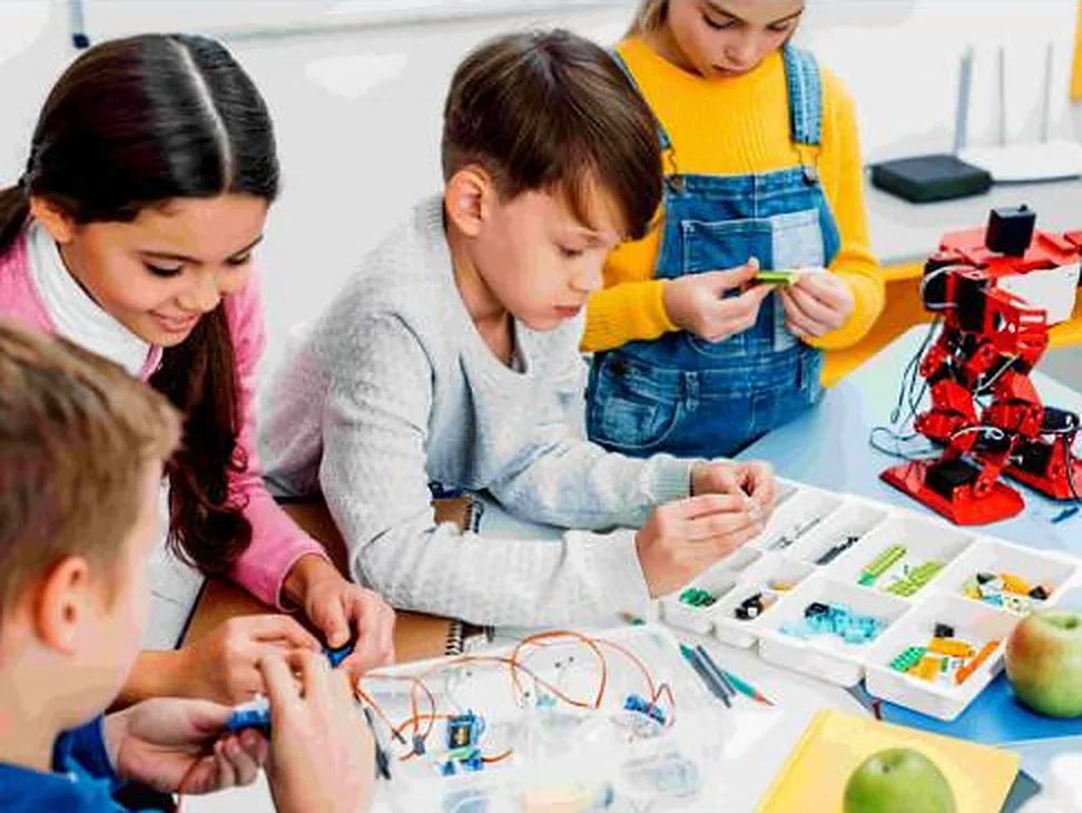Crianças montando e programando um robô no Espaço de Tecnologia